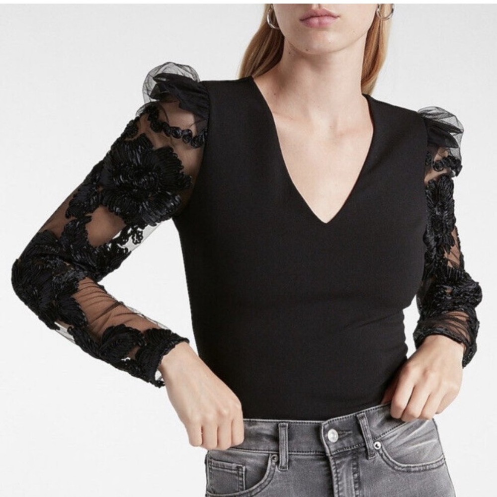 NWT Express V-neck Puff Sleeve Bodysuit. Size XS.
